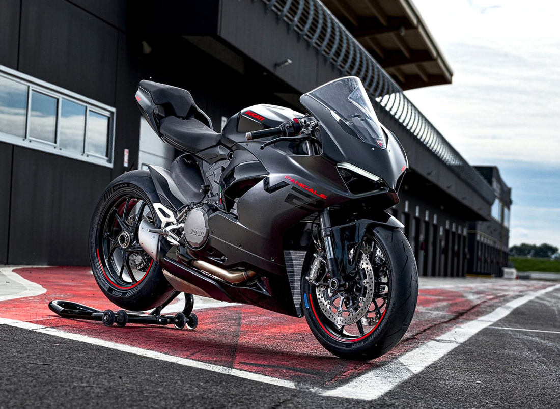 Ducati Weimar - Panigale V2 in Black on Black
